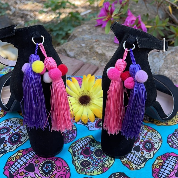 🌺 BETSEY JOHNSON w/COLORFUL Tassel Sandals Sz 9.5 - Picture 2 of 10